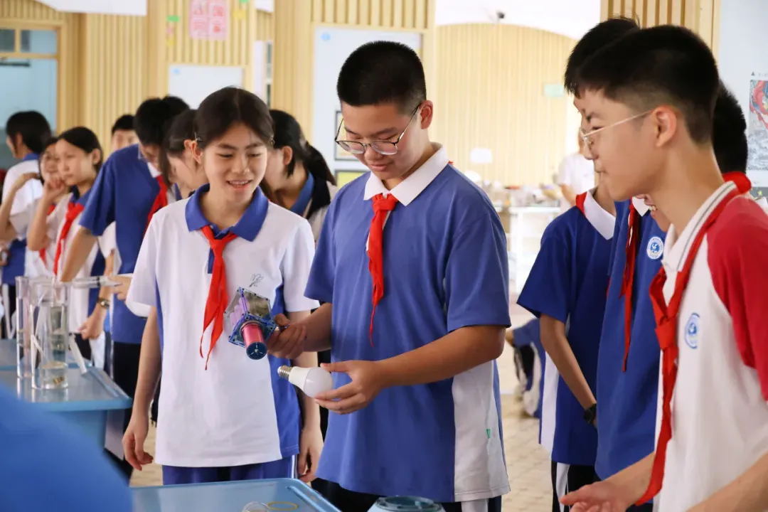 中考首日 | 翻身学子红红火火赴考场-第35张图片-四季读书网