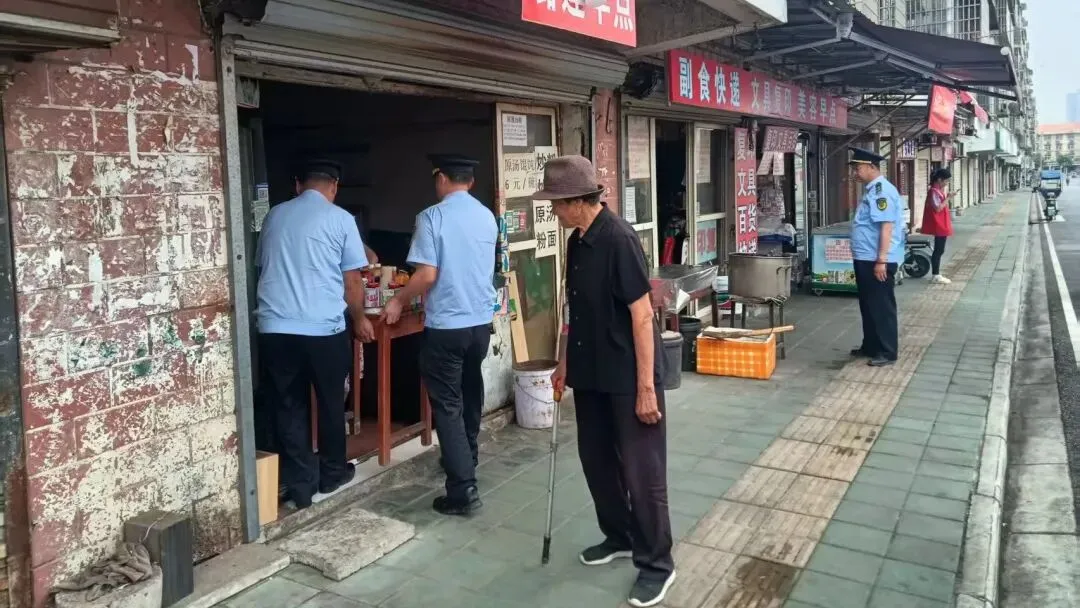 长江新区城管进社区齐发力 暖心守护中考学子出行-第1张图片-四季读书网