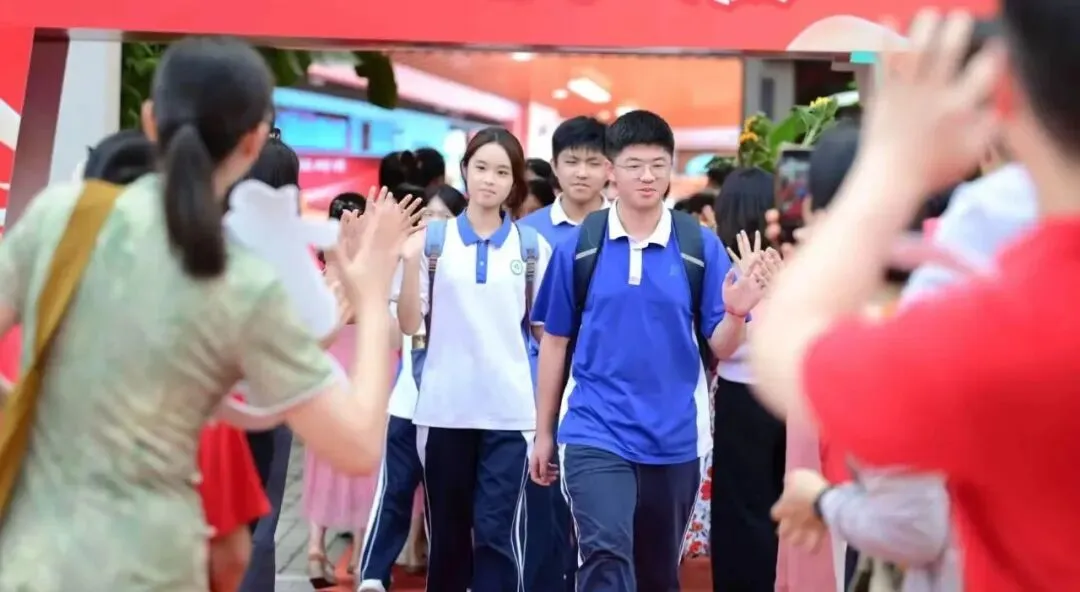 深圳中考今天开始了!直击现场→-第3张图片-四季读书网