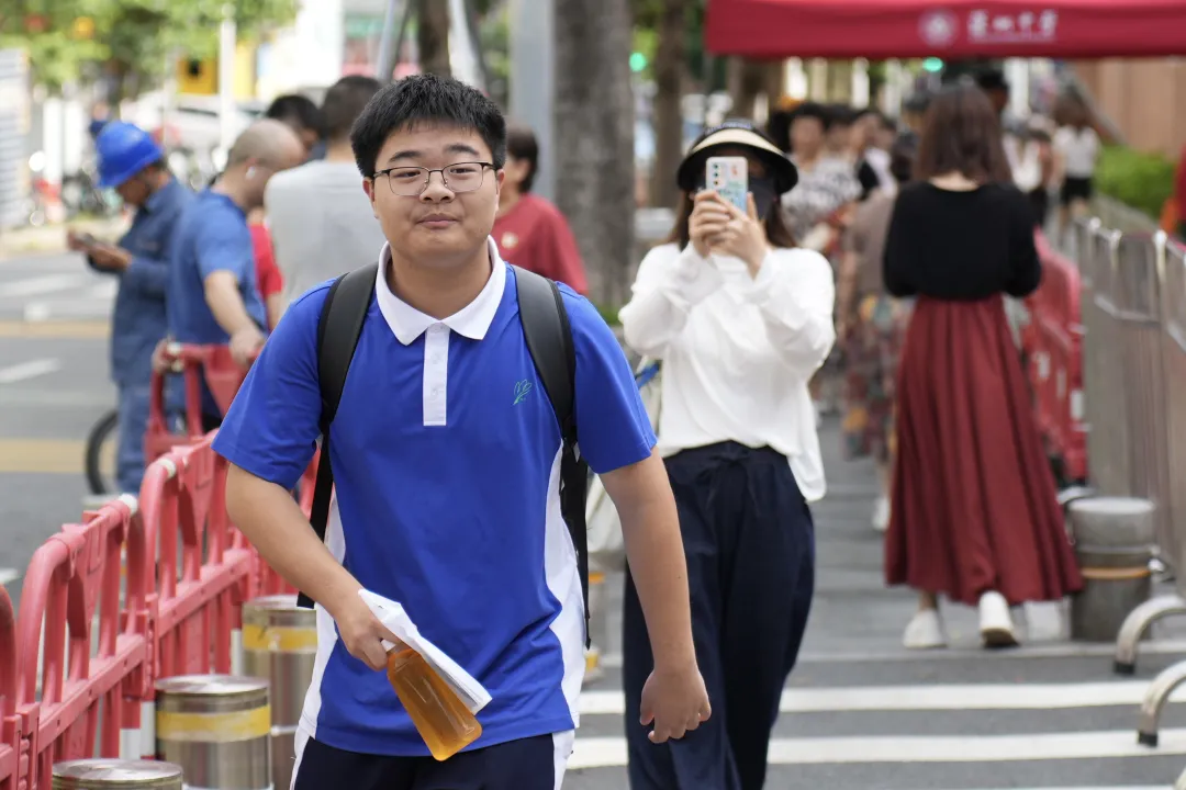 深圳中考今天开始了!直击现场→-第8张图片-四季读书网