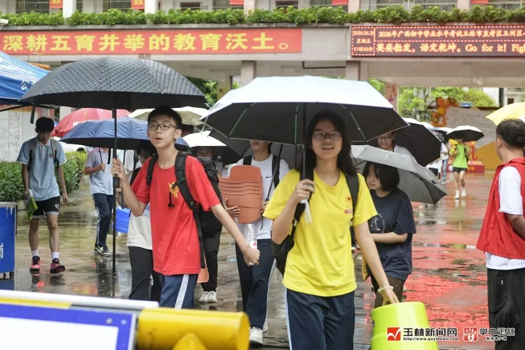 玉林中考这一幕,这群少年真的长大了-第3张图片-四季读书网