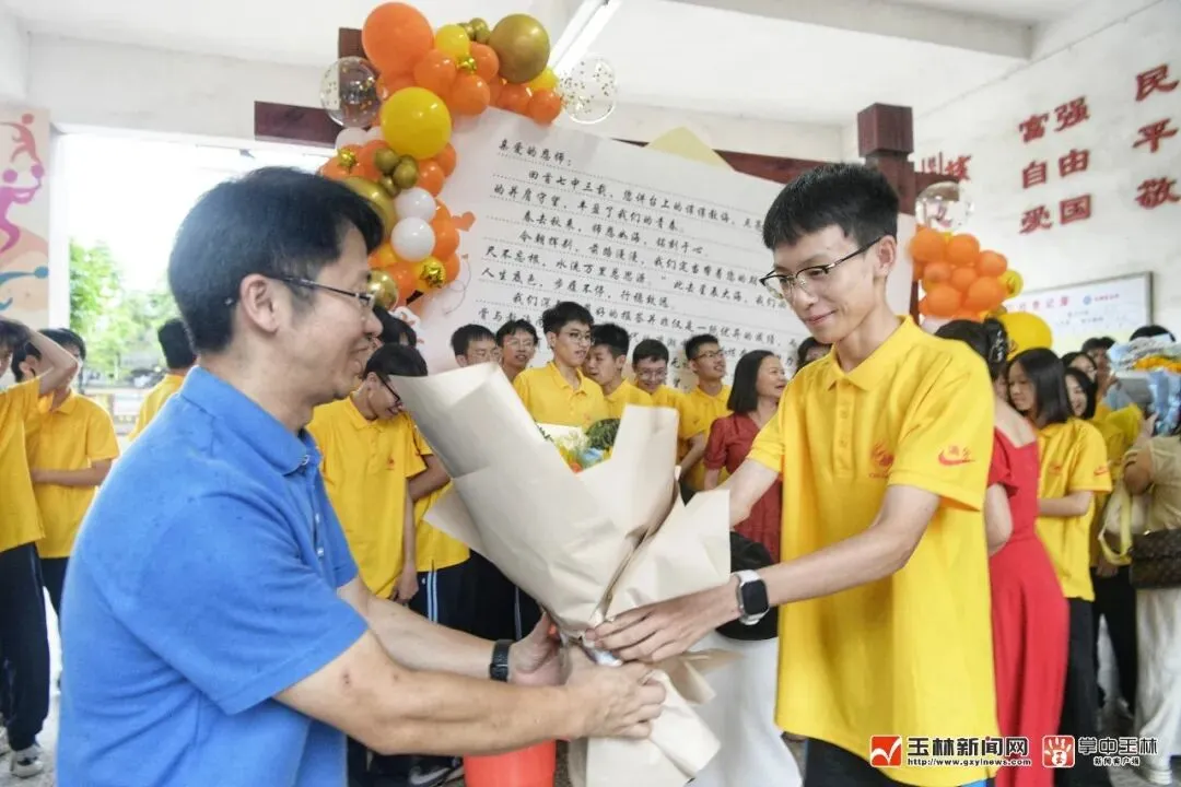玉林中考这一幕,这群少年真的长大了-第5张图片-四季读书网