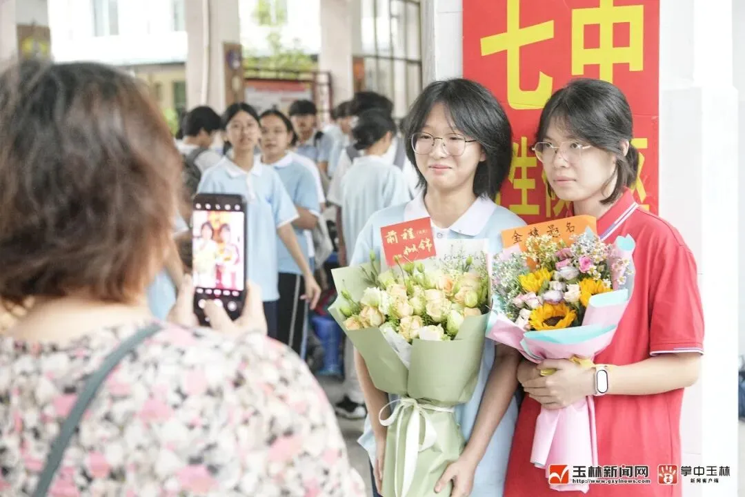 玉林中考这一幕,这群少年真的长大了-第6张图片-四季读书网