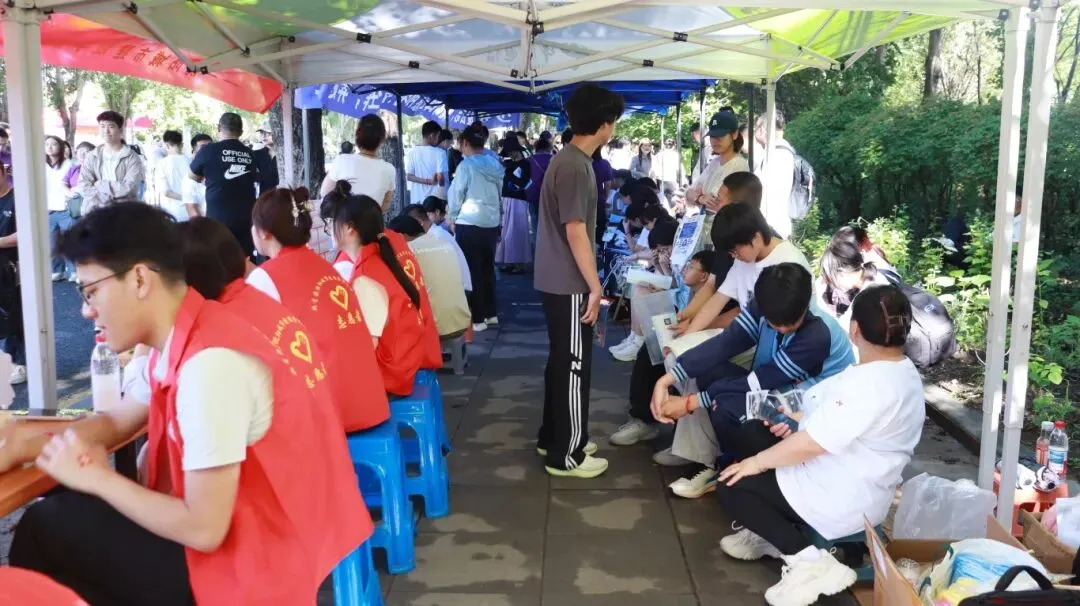 【团学工作】党团共建创实绩,志愿护航中考路——汽车学院助力浑南二点志愿服务工作-第5张图片-四季读书网