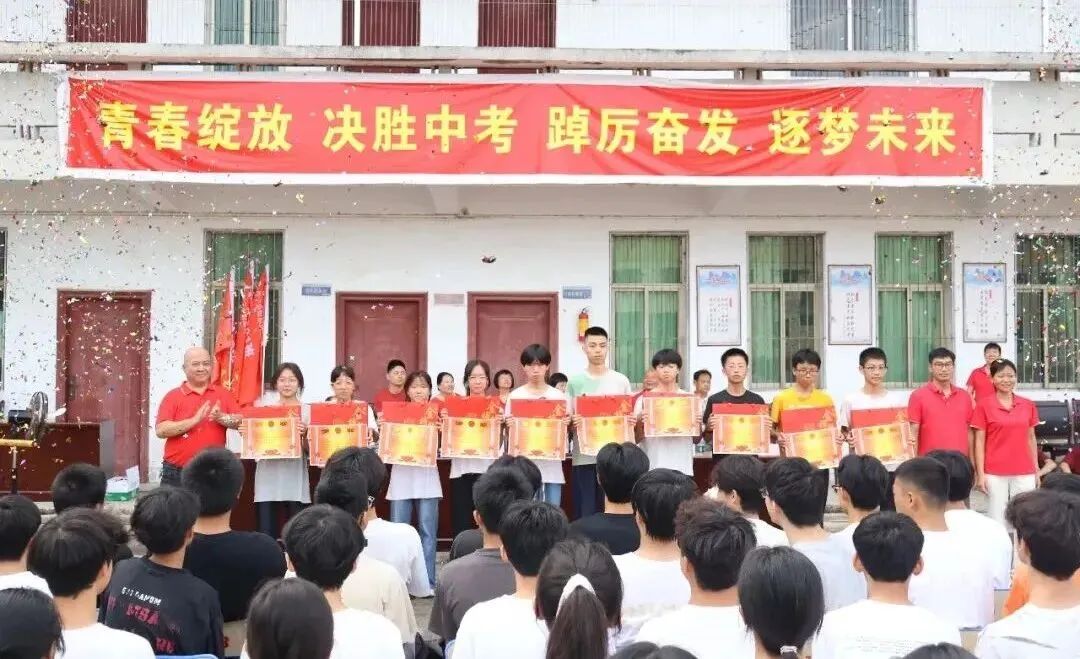 笔定乾坤,赢战中考|果中少年,踏光出征,决胜2026!-第6张图片-四季读书网