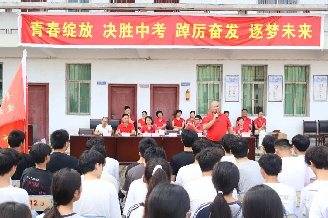 笔定乾坤,赢战中考|果中少年,踏光出征,决胜2026!-第12张图片-四季读书网