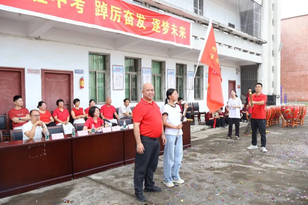 笔定乾坤,赢战中考|果中少年,踏光出征,决胜2026!-第19张图片-四季读书网