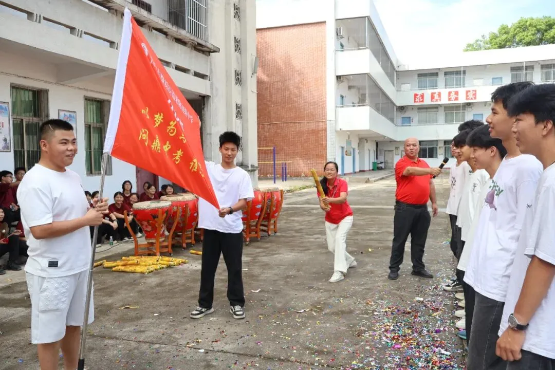 笔定乾坤,赢战中考|果中少年,踏光出征,决胜2026!-第24张图片-四季读书网