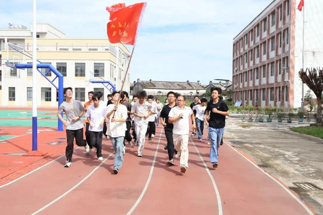 笔定乾坤,赢战中考|果中少年,踏光出征,决胜2026!-第30张图片-四季读书网