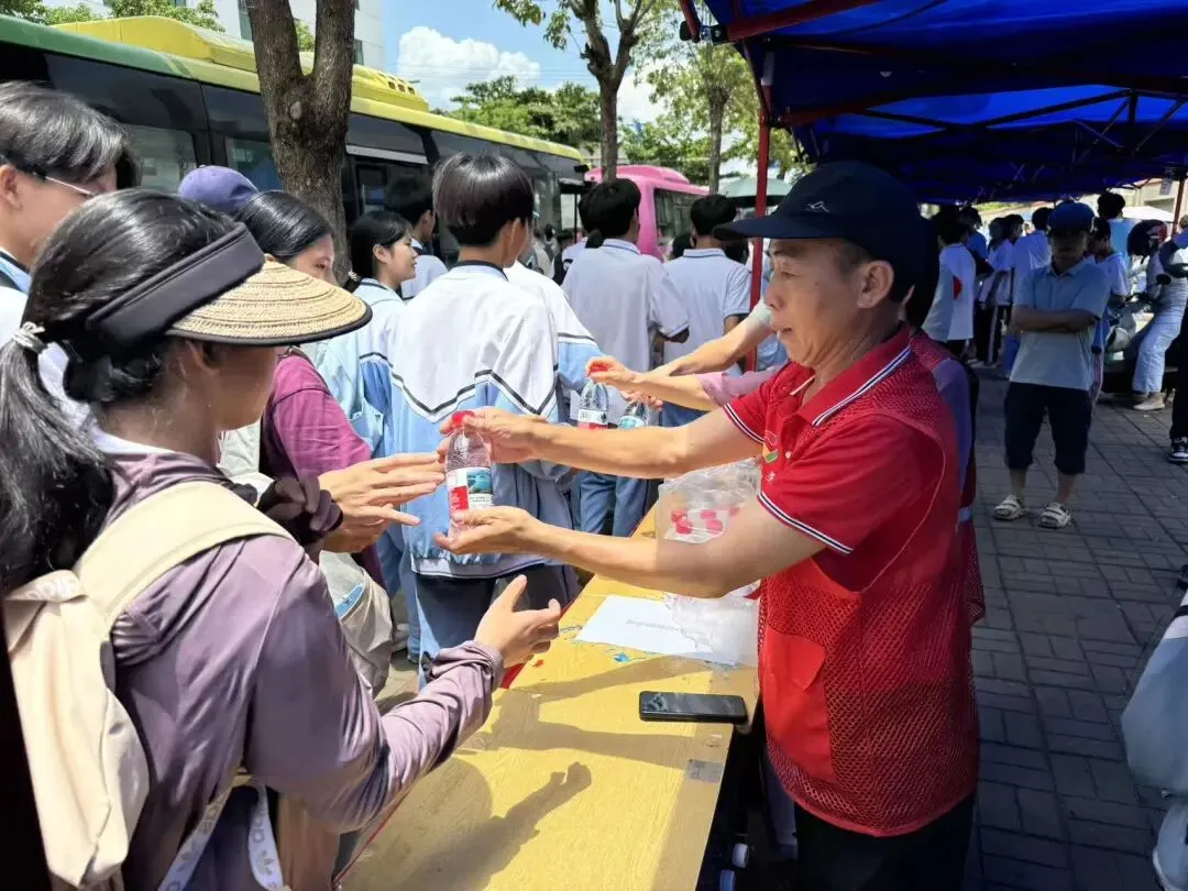 青力汇聚,护航中考丨团临高县委中考爱心服务圆满收官-第18张图片-四季读书网