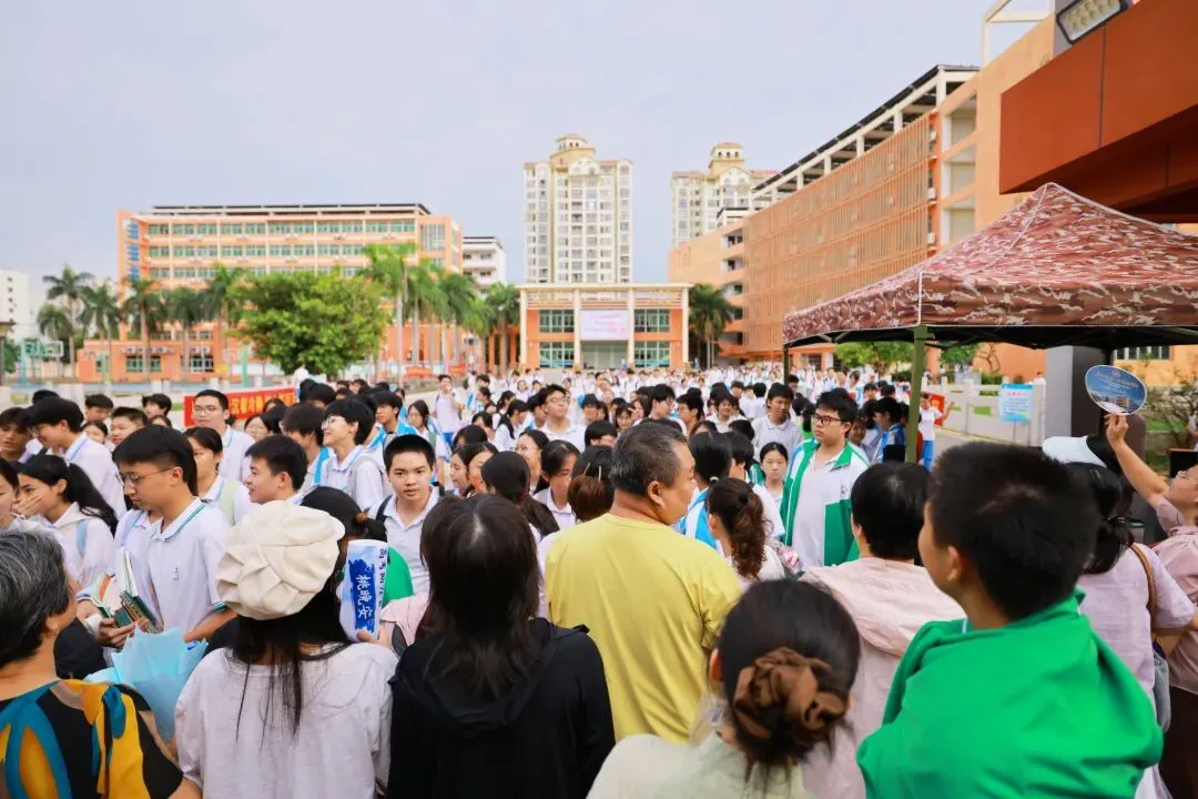 笔落夏章,青春逐光!海口中考圆满收官-第3张图片-四季读书网