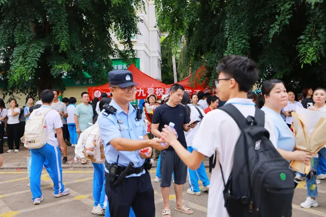 笔落夏章,青春逐光!海口中考圆满收官-第26张图片-四季读书网