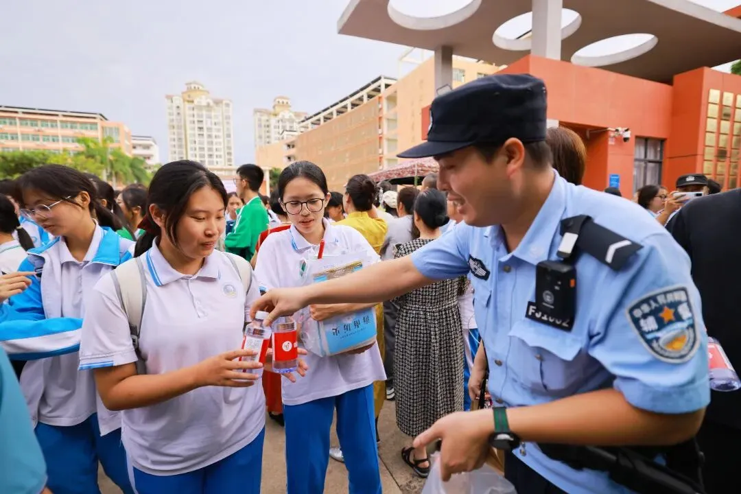 笔落夏章,青春逐光!海口中考圆满收官-第27张图片-四季读书网