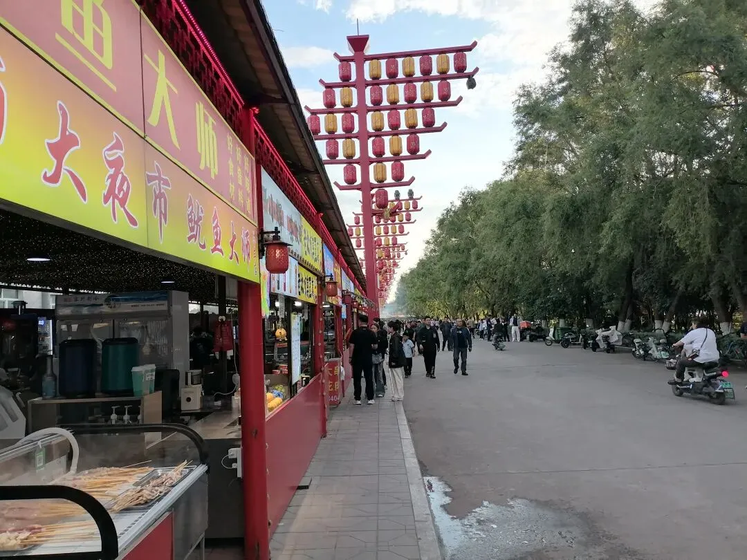 中考夜的夜市:有人为孩子等一串鱿鱼,有人为梦想等一个答案-第2张图片-四季读书网