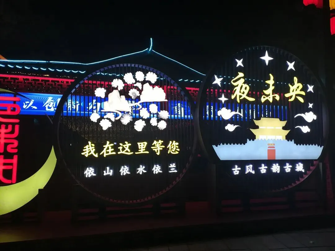 中考夜的夜市:有人为孩子等一串鱿鱼,有人为梦想等一个答案-第4张图片-四季读书网