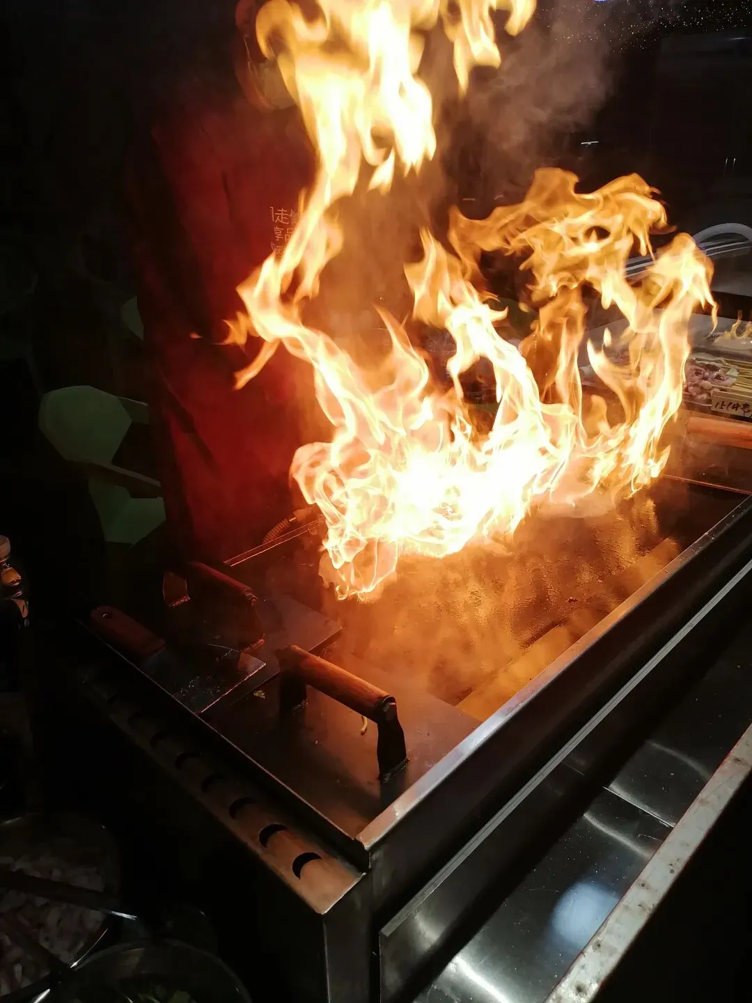 中考夜的夜市:有人为孩子等一串鱿鱼,有人为梦想等一个答案-第8张图片-四季读书网