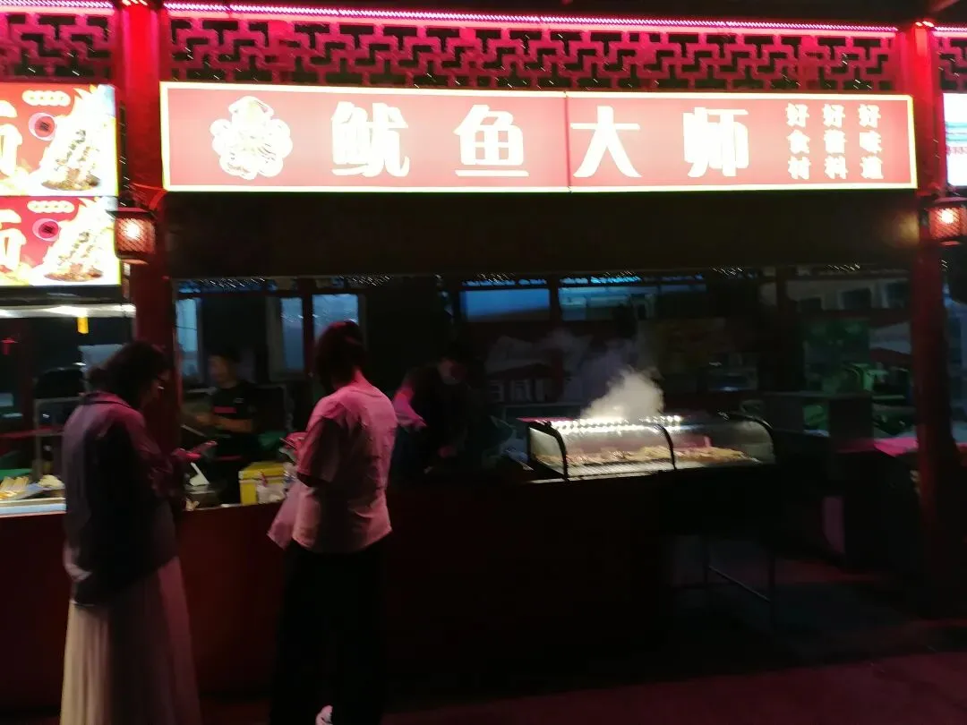 中考夜的夜市:有人为孩子等一串鱿鱼,有人为梦想等一个答案-第9张图片-四季读书网