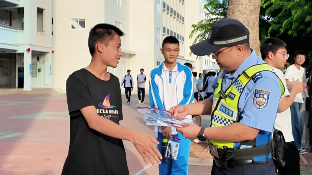 “警”随中考 东方公安为梦想护航!-第13张图片-四季读书网