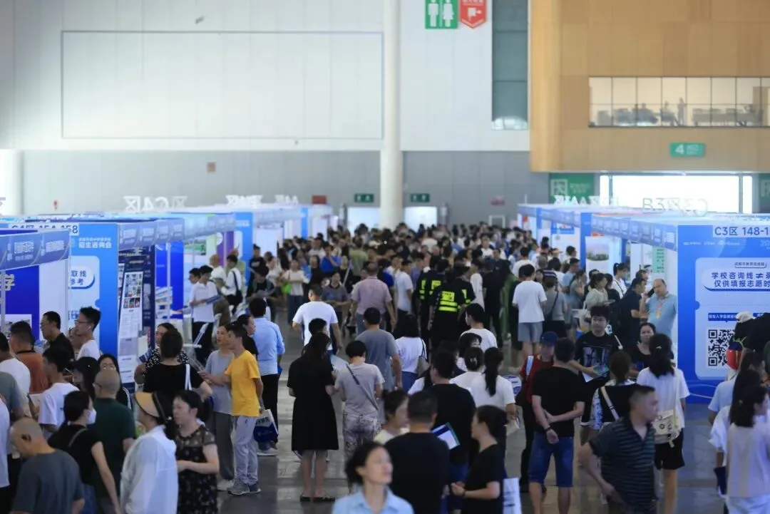 集结全市近200所高中,中考拿分后来西博城一站咨询-第3张图片-四季读书网