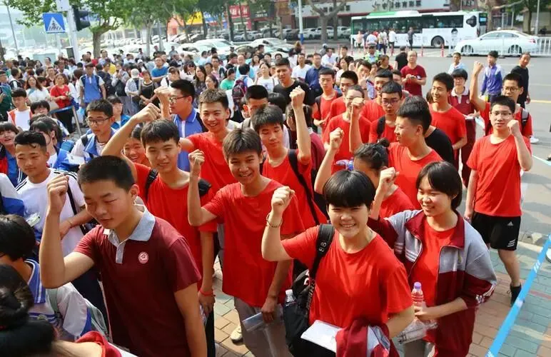 中国教育是世界最公平的教育体系,中考高考制度始终坚守公平正义,是寒门子弟实现人生逆袭的唯一可靠途径,珍惜机遇,以勤奋奔赴人生山海-第1张图片-四季读书网