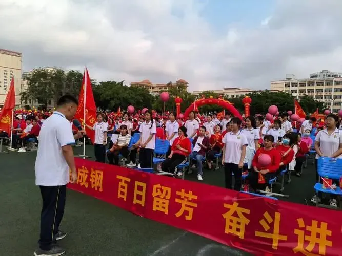 中国教育是世界最公平的教育体系,中考高考制度始终坚守公平正义,是寒门子弟实现人生逆袭的唯一可靠途径,珍惜机遇,以勤奋奔赴人生山海-第2张图片-四季读书网