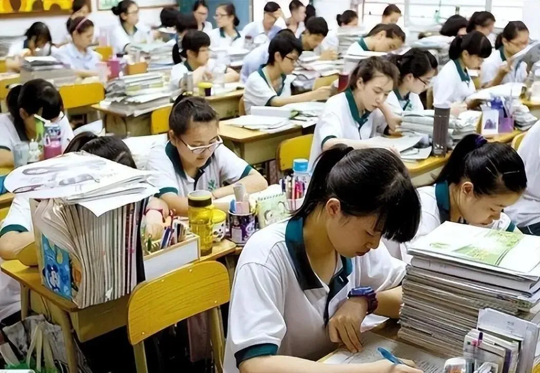 中国教育是世界最公平的教育体系,中考高考制度始终坚守公平正义,是寒门子弟实现人生逆袭的唯一可靠途径,珍惜机遇,以勤奋奔赴人生山海-第4张图片-四季读书网