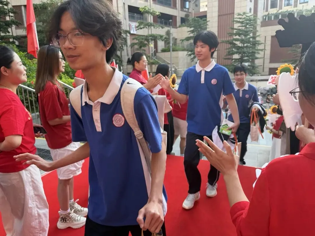 2026,逐梦中考丨风雨护航暖人心 温情守护逐梦路-第25张图片-四季读书网