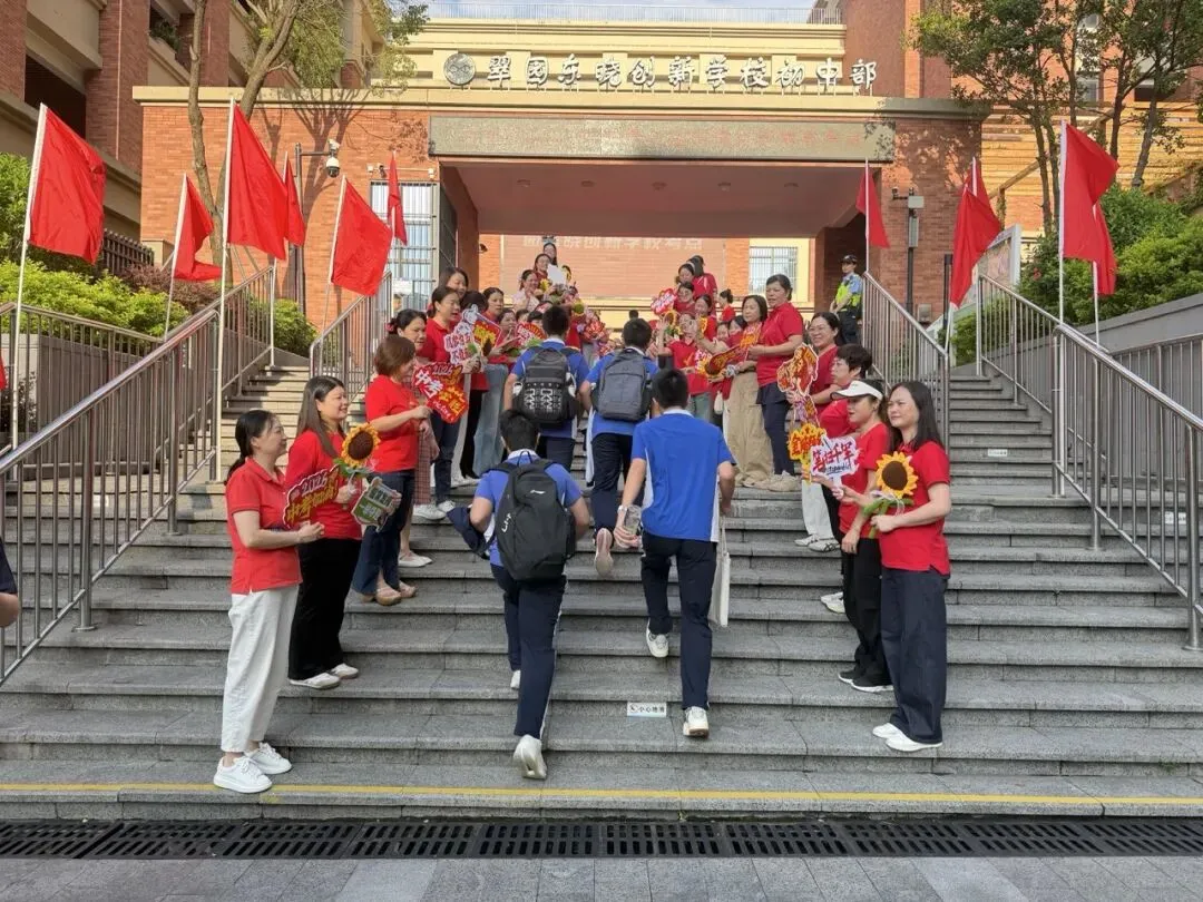 2026,逐梦中考丨风雨护航暖人心 温情守护逐梦路-第26张图片-四季读书网