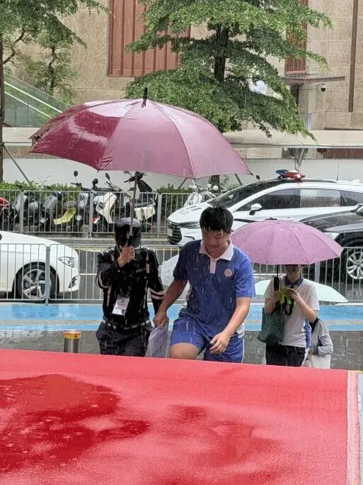 2026,逐梦中考丨风雨护航暖人心 温情守护逐梦路-第30张图片-四季读书网