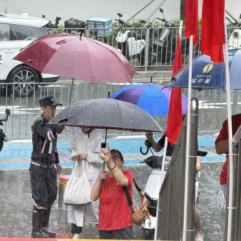 2026,逐梦中考丨风雨护航暖人心 温情守护逐梦路-第32张图片-四季读书网