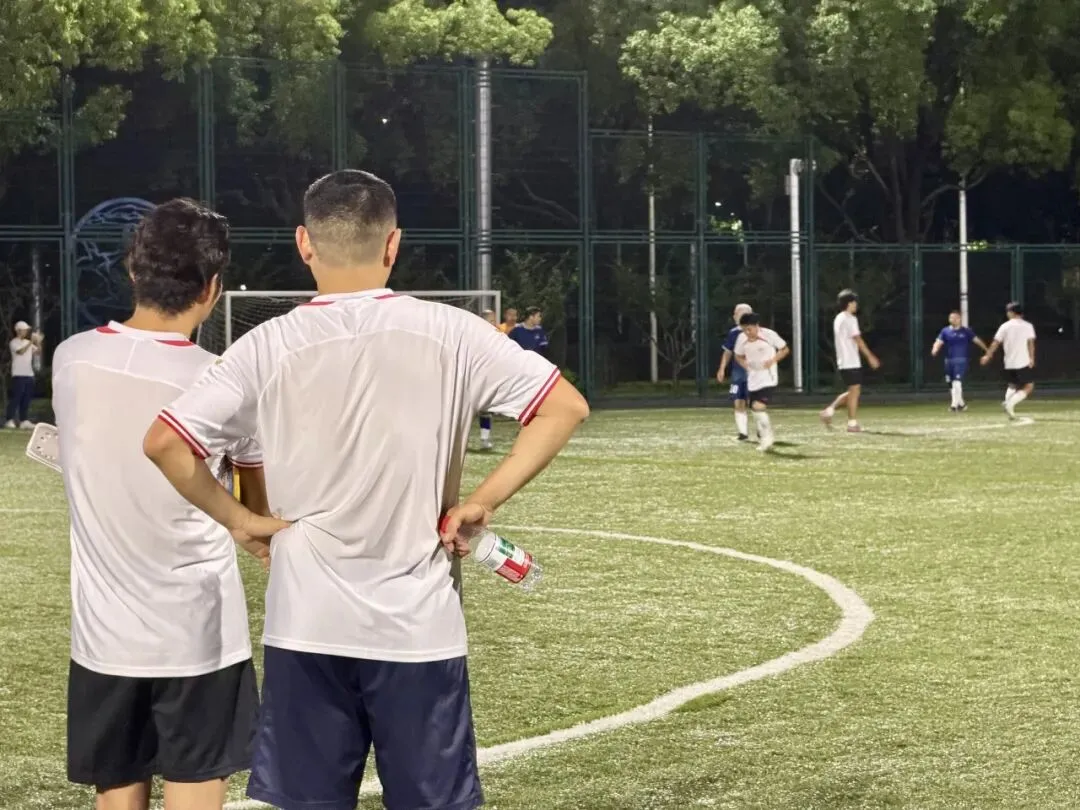 绿茵场上迎“模拟考”!长海“红浪”夜战“八飒”,以赛代练备战“街超”-第6张图片-四季读书网