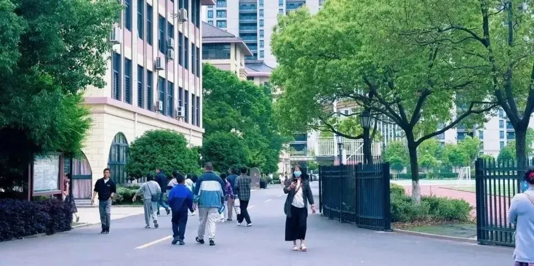 从中考“落榜”到高考“985大学”!这所高中的培养,让家长由衷致谢!-第4张图片-四季读书网