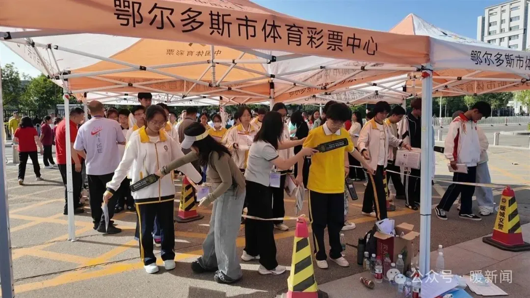 加油,少年!鄂尔多斯中考现场直击��-第1张图片-四季读书网