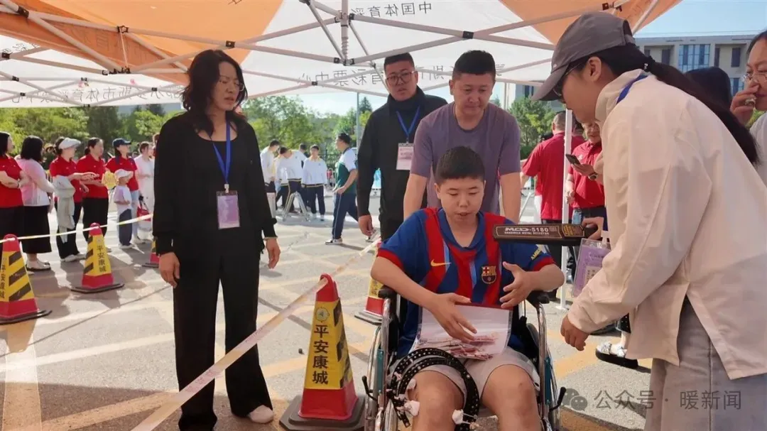 加油,少年!鄂尔多斯中考现场直击��-第2张图片-四季读书网