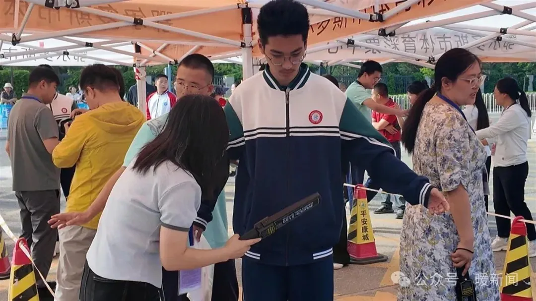 加油,少年!鄂尔多斯中考现场直击��-第3张图片-四季读书网