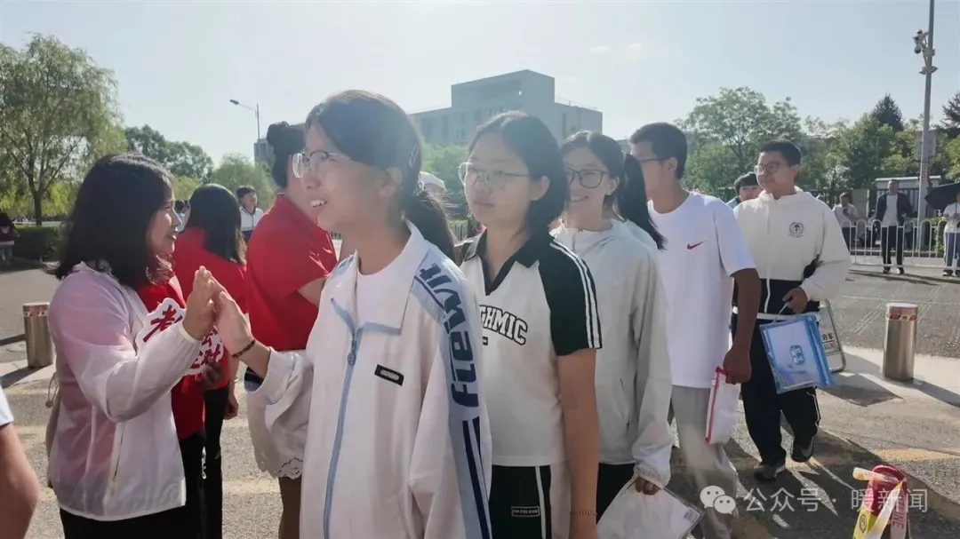 加油,少年!鄂尔多斯中考现场直击��-第4张图片-四季读书网