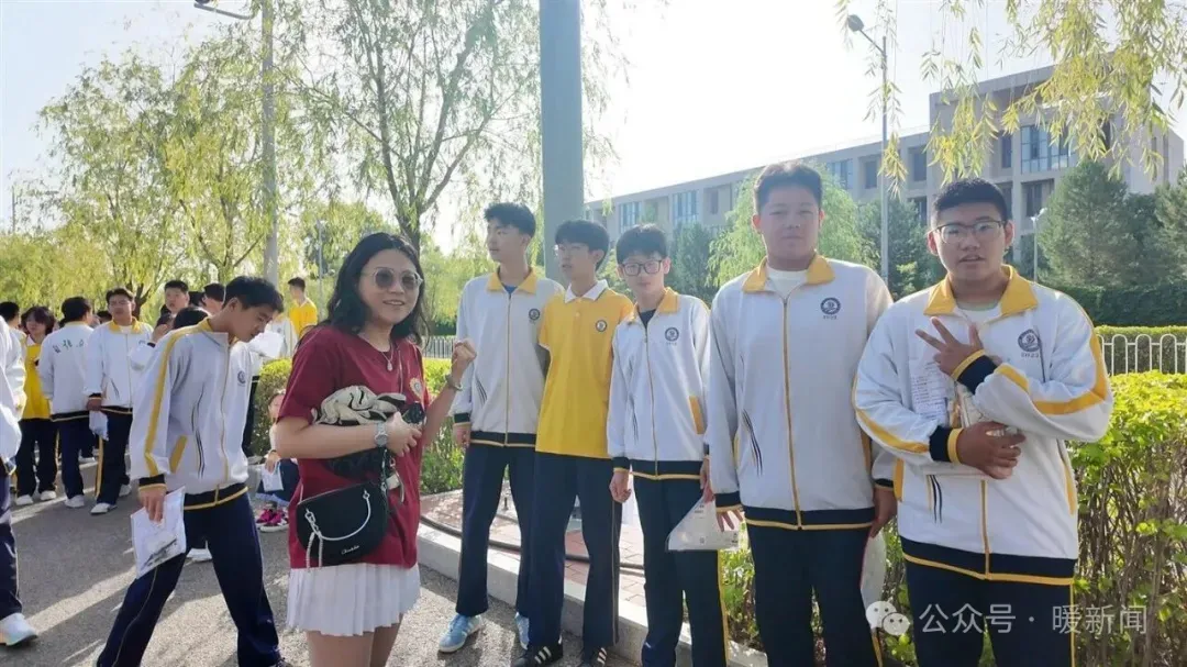 加油,少年!鄂尔多斯中考现场直击��-第5张图片-四季读书网