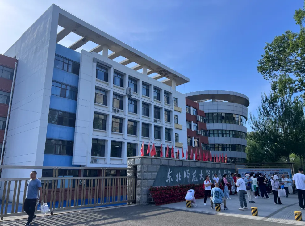 直击2026长春中考首日!“高考大神”现身考点为中考生送好运!-第2张图片-四季读书网