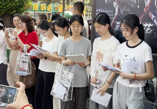 直击2026长春中考首日!“高考大神”现身考点为中考生送好运!-第4张图片-四季读书网