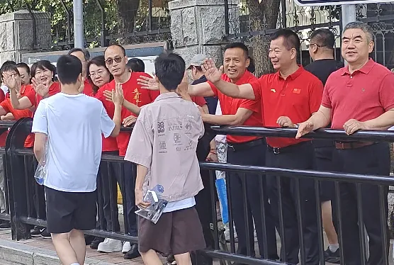 直击2026长春中考首日!“高考大神”现身考点为中考生送好运!-第9张图片-四季读书网