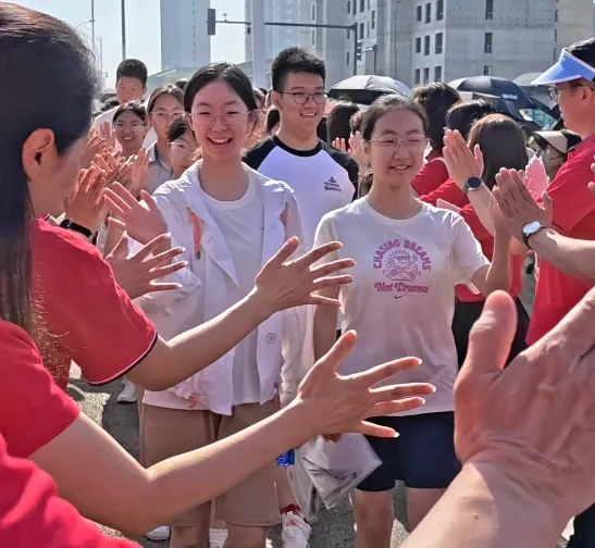 直击2026长春中考首日!“高考大神”现身考点为中考生送好运!-第16张图片-四季读书网