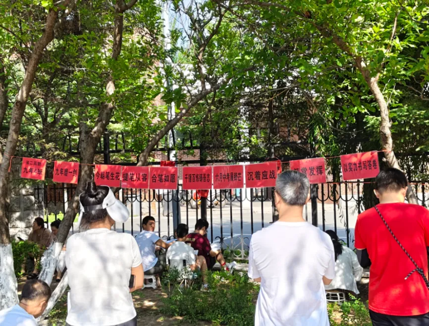 直击2026长春中考首日!“高考大神”现身考点为中考生送好运!-第18张图片-四季读书网