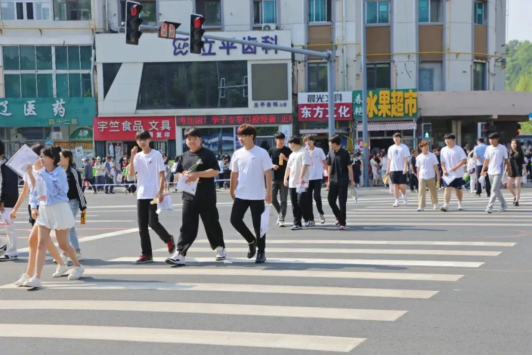 中考首日|落笔生花,全城守望-第2张图片-四季读书网