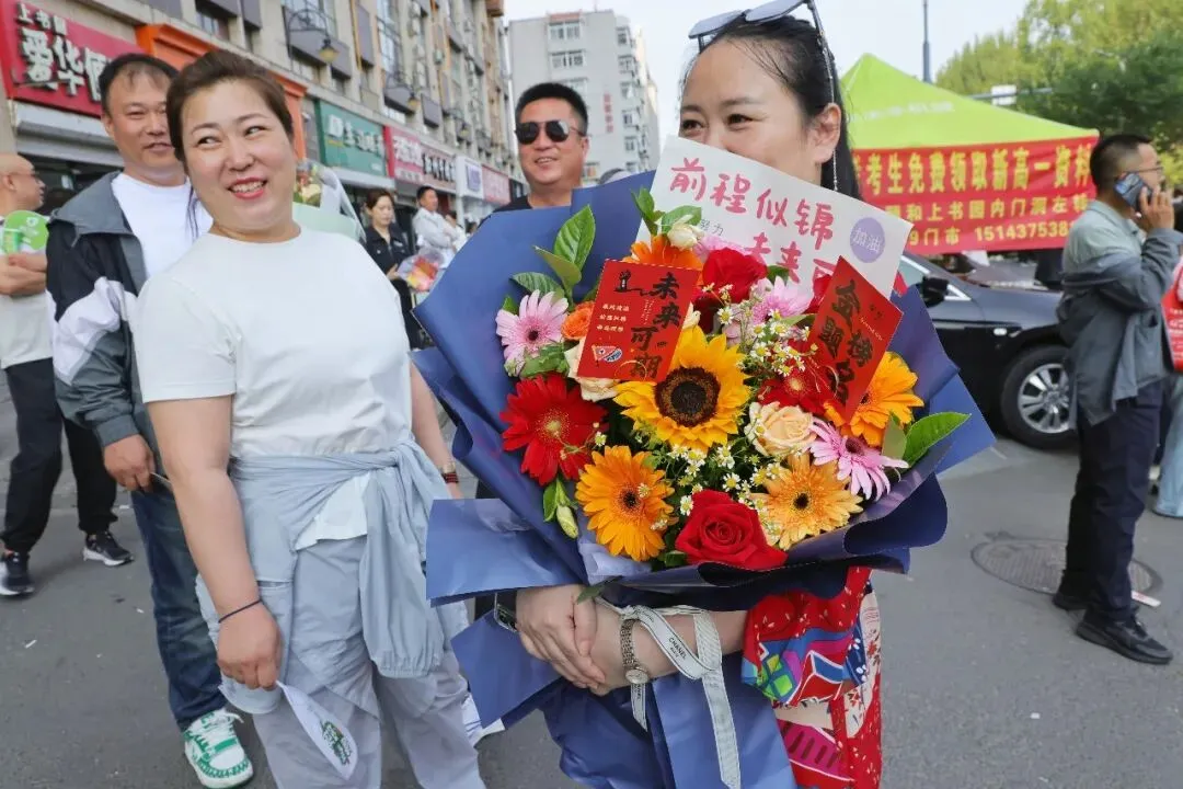 中考首日|落笔生花,全城守望-第3张图片-四季读书网