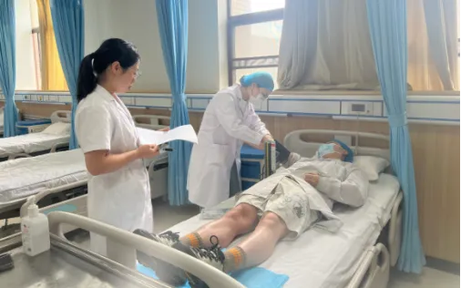 抓实执业助理医师模拟实训 夯实临床执业基础 | 医学院2024级临床医学专业执业助理医师顺利开展-第3张图片-四季读书网