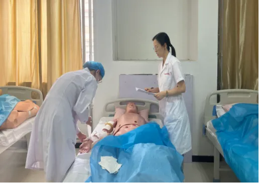 抓实执业助理医师模拟实训 夯实临床执业基础 | 医学院2024级临床医学专业执业助理医师顺利开展-第5张图片-四季读书网