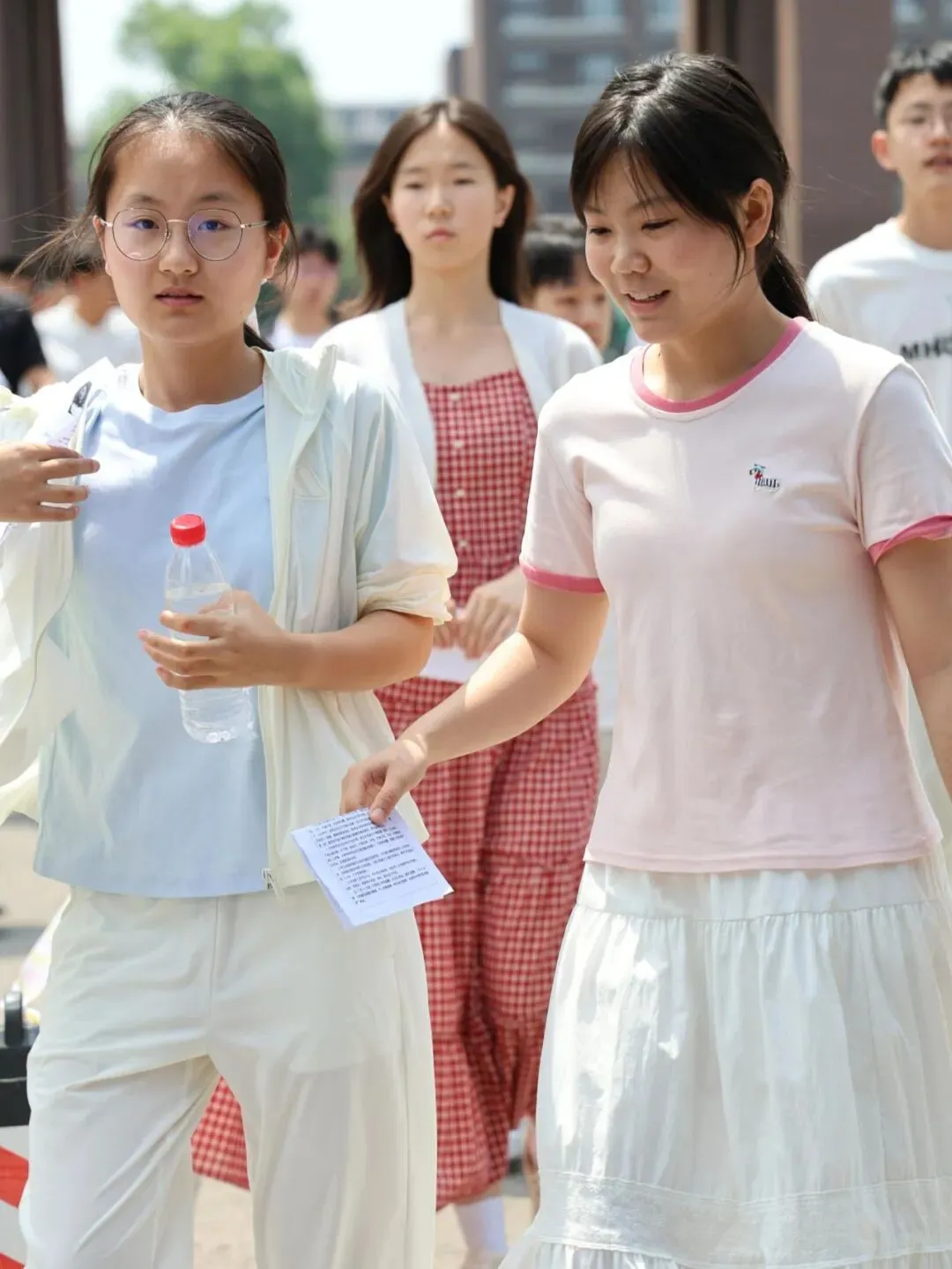 今日中考丨2822名桦甸考生 夏风伴笔墨 执笔写青春-第14张图片-四季读书网