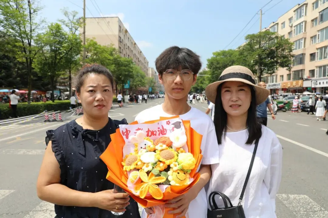 今日中考丨2822名桦甸考生 夏风伴笔墨 执笔写青春-第18张图片-四季读书网