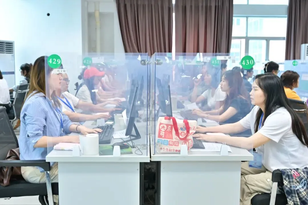 走进中考阅卷基地!贵阳阅卷开放日,贵州教育报记者“零距离”见证阳光评卷全过程-第2张图片-四季读书网