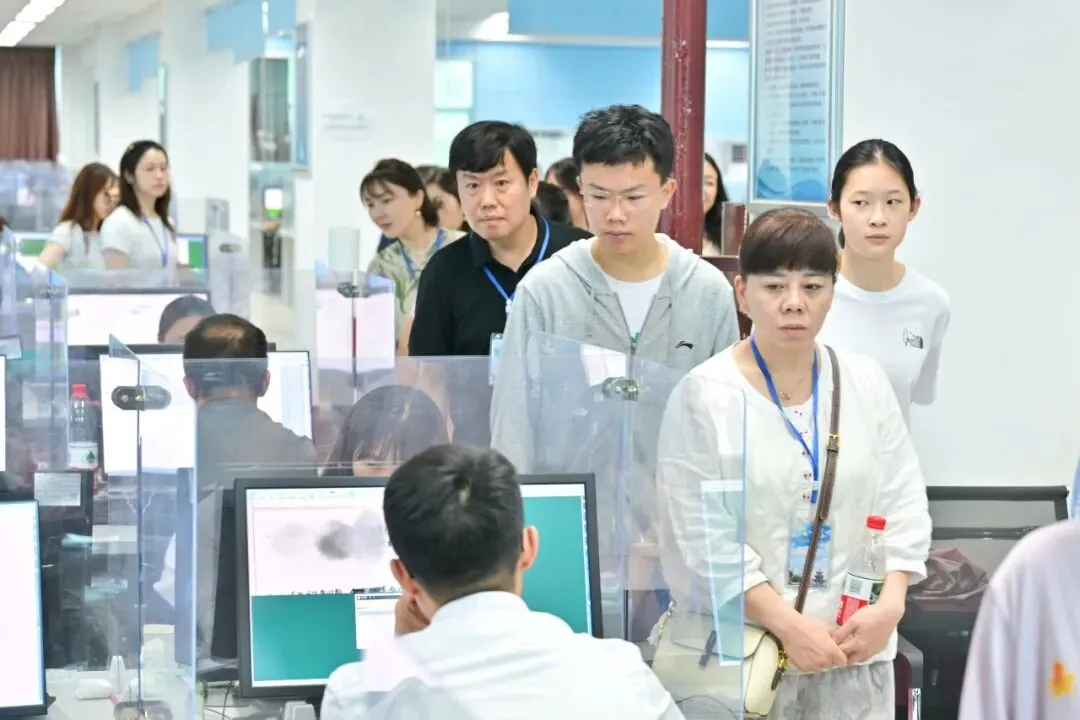 走进中考阅卷基地!贵阳阅卷开放日,贵州教育报记者“零距离”见证阳光评卷全过程-第3张图片-四季读书网